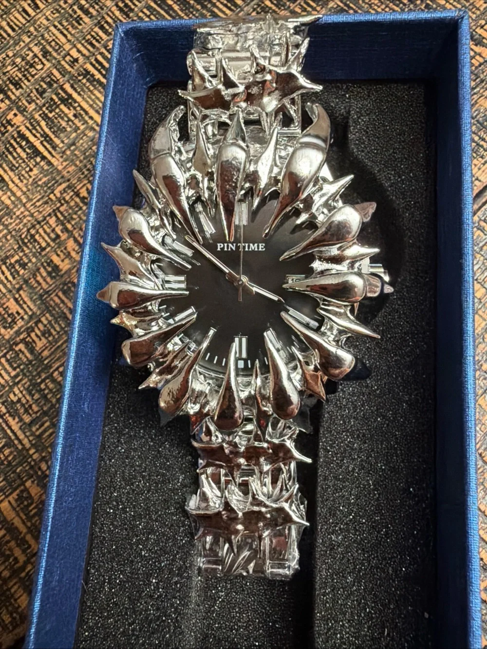 Pintime Watch Silver color Men's Fashion Watch - Elegant Crystal-Style Watch